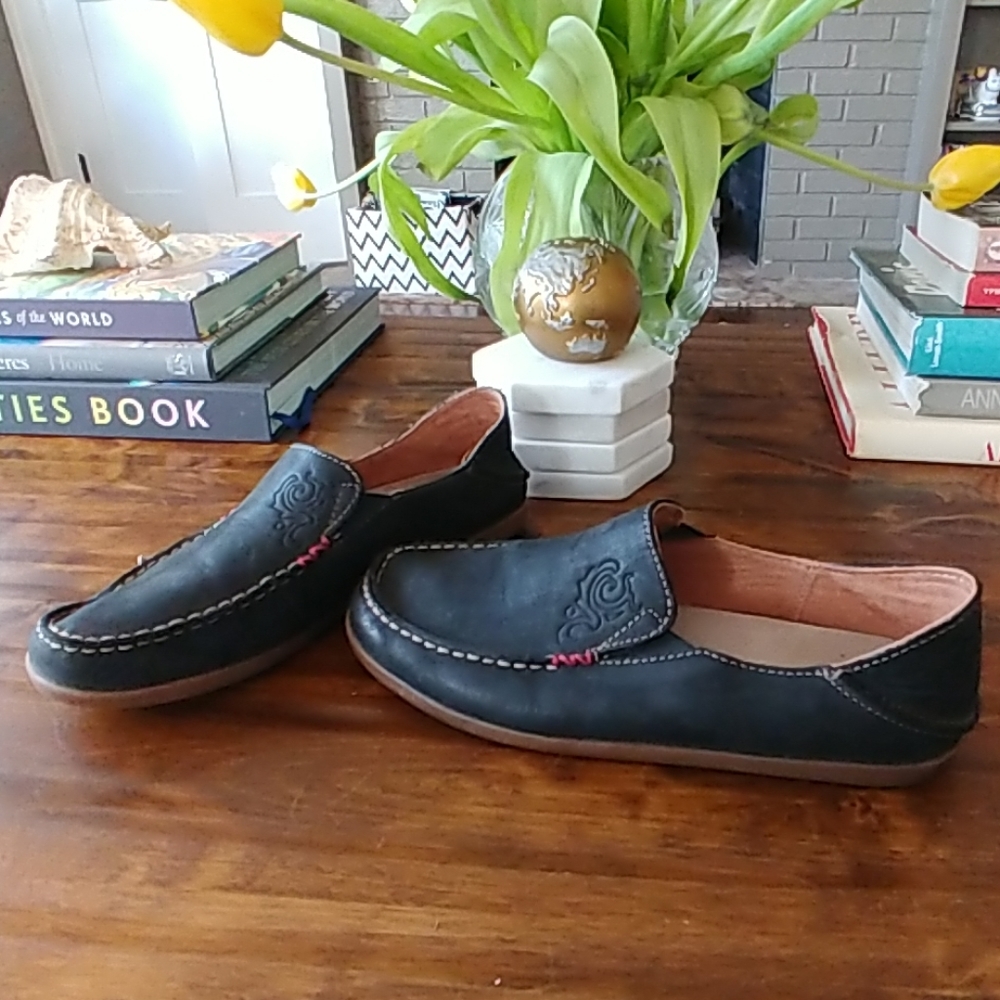 Ladies Black Olukai Leather Soft Shoes Size 7.5